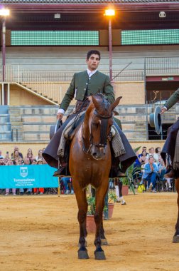 TORREMOLINOS, İspanya - 30 Eylül 2023: Atlılar 30 Eylül 2023 tarihinde İspanya 'nın Torremolinos kentindeki San Miguel fuarında gösteri yaptılar