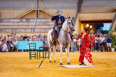TORREMOLINOS, İspanya - 30 Eylül 2023: Atlılar 30 Eylül 2023 tarihinde İspanya 'nın Torremolinos kentindeki San Miguel fuarında gösteri yaptılar
