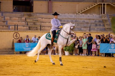 TORREMOLINOS, İspanya - 30 Eylül 2023: Atlılar 30 Eylül 2023 tarihinde İspanya 'nın Torremolinos kentindeki San Miguel fuarında gösteri yaptılar