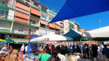 TORREMOLINOS, SPAIN - 26 Eylül 2023: Beleş test yemeği - San Miguel festivali sırasında İspanya 'nın Torremolinos kentinde yapılan ırkçılık