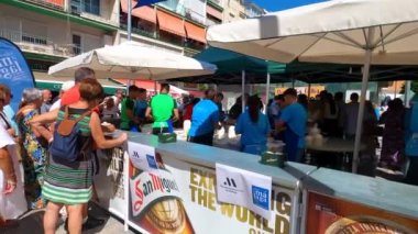 TORREMOLINOS, SPAIN - 26 Eylül 2023: Beleş test yemeği - San Miguel festivali sırasında İspanya 'nın Torremolinos kentinde yapılan ırkçılık