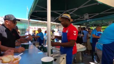 TORREMOLINOS, SPAIN - 26 Eylül 2023: Beleş test yemeği - San Miguel festivali sırasında İspanya 'nın Torremolinos kentinde yapılan ırkçılık