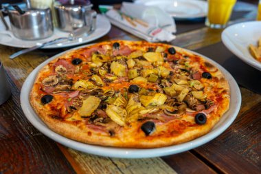 Sıcak jambonlu pizza hazır.