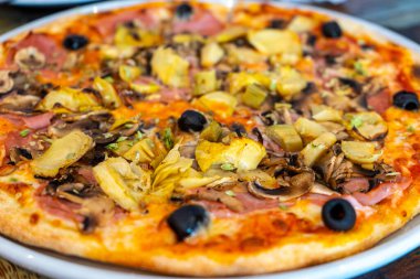 Sıcak jambonlu pizza hazır.