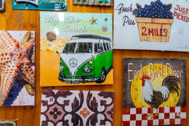 LAGOS, PORTUGAL - 27 Şubat 2023: 27 Şubat 2023 tarihinde Portekiz 'in Lagos şehrinde el yapımı pişirilmiş kil ve geleneksel toprak kap çeşitliliği