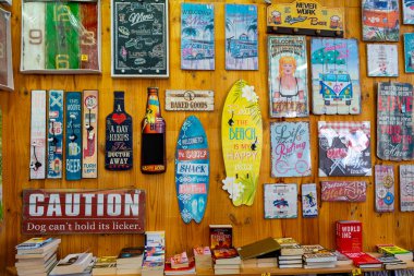 LAGOS, PORTUGAL - 27 Şubat 2023: 27 Şubat 2023 tarihinde Portekiz 'in Lagos şehrinde el yapımı pişirilmiş kil ve geleneksel toprak kap çeşitliliği