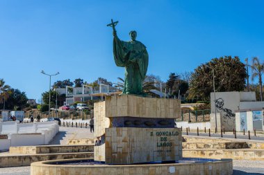 LAGOS, PORTUGAL - FERBUARY 28, 2023: Lagos, Portekiz şehir merkezinde yürüyüş 28 Şubat 2023