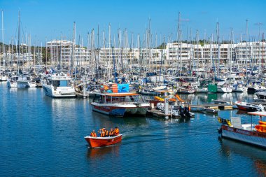 LAGOS, PORTUGAL - FERBUARY 28, 2023: Lagos, Portekiz limanında 28 Şubat 2023