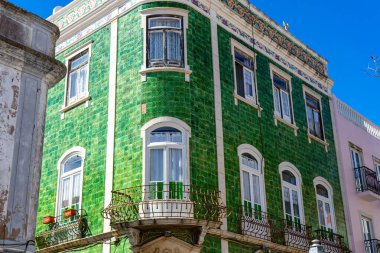 LAGOS, PORTUGAL - FERBUARY 28, 2023: Lagos, Portekiz şehir merkezinde yürüyüş 28 Şubat 2023