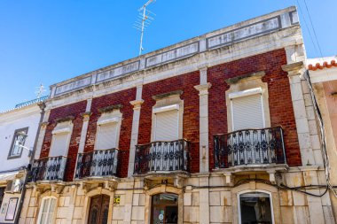 LAGOS, PORTUGAL - FERBUARY 28, 2023: Lagos, Portekiz şehir merkezinde yürüyüş 28 Şubat 2023