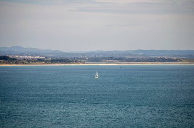 Kayalık uçurum kıyıları ve dalgaların üzerine çöktüğü cennet manzarası. Lagos 'taki Camillo plajı. Portekiz 'in güneyindeki Algarve bölgesinin Batı Atlantik kıyıları.
