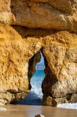 Kayalık uçurum kıyıları ve dalgaların üzerine çöktüğü cennet manzarası. Lagos 'taki Camillo plajı. Portekiz 'in güneyindeki Algarve bölgesinin Batı Atlantik kıyıları.
