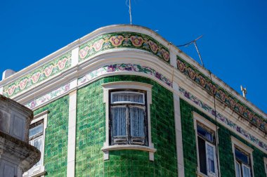 LAGOS, PORTUGAL - FERBUARY 28, 2023: Lagos, Portekiz şehir merkezinde yürüyüş 28 Şubat 2023