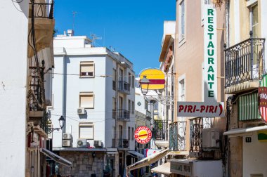 LAGOS, PORTUGAL - FERBUARY 28, 2023: Lagos, Portekiz şehir merkezinde yürüyüş 28 Şubat 2023