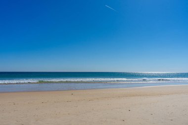 Muazzam plajlar ve dalgaların üzerine çöktüğü cennet manzarası. Manta Rota plajı. Portekiz 'in güneyindeki Algarve bölgesinin Batı Atlantik kıyıları.