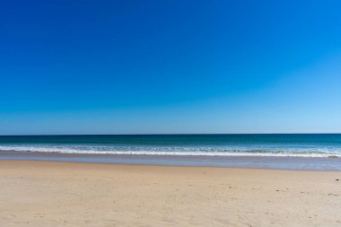Muazzam plajlar ve dalgaların üzerine çöktüğü cennet manzarası. Manta Rota plajı. Portekiz 'in güneyindeki Algarve bölgesinin Batı Atlantik kıyıları.