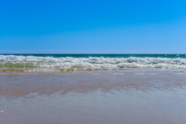 Muazzam plajlar ve dalgaların üzerine çöktüğü cennet manzarası. Manta Rota plajı. Portekiz 'in güneyindeki Algarve bölgesinin Batı Atlantik kıyıları.