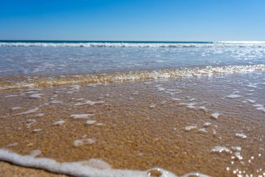 Muazzam plajlar ve dalgaların üzerine çöktüğü cennet manzarası. Manta Rota plajı. Portekiz 'in güneyindeki Algarve bölgesinin Batı Atlantik kıyıları.