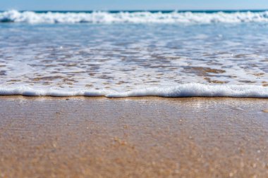 Muazzam plajlar ve dalgaların üzerine çöktüğü cennet manzarası. Manta Rota plajı. Portekiz 'in güneyindeki Algarve bölgesinin Batı Atlantik kıyıları.