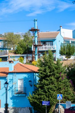 JUZCAR, İspanya - 6 Ekim 2023: Juzcar, İspanya 'daki Mavi Şirinler Köyü 6 Ekim 2023