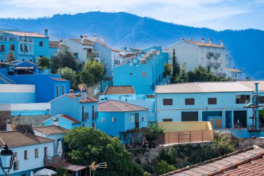 JUZCAR, İspanya - 6 Ekim 2023: Juzcar, İspanya 'daki Mavi Şirinler Köyü 6 Ekim 2023