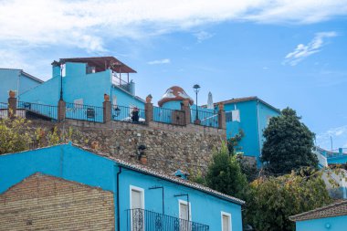 JUZCAR, İspanya - 6 Ekim 2023: Juzcar, İspanya 'daki Mavi Şirinler Köyü 6 Ekim 2023