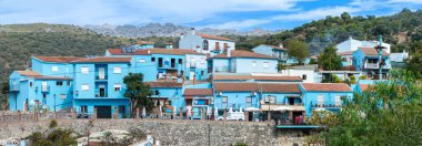 JUZCAR, İspanya - 6 Ekim 2023: Juzcar, İspanya 'daki Mavi Şirinler Köyü 6 Ekim 2023