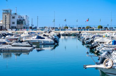 FARO, PORTUGAL - 1 Mart 2023: Faro, Portekiz 'de gemiler ve botlar 1 Mart 2023