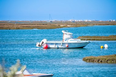 FARO, PORTUGAL - 1 Mart 2023: Faro, Portekiz 'deki lagünlerdeki tekneler