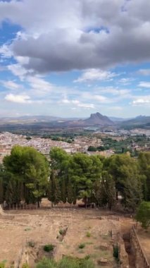 ANTEQUERA, İspanya - 17 Eylül 2023: Antequera, İspanya 'daki tarihi Endülüs şehrinin panoramik görüntüsü