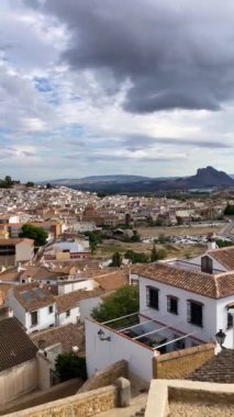 ANTEQUERA, İspanya - 17 Eylül 2023: Antequera, İspanya 'daki tarihi Endülüs şehrinin panoramik görüntüsü