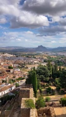 ANTEQUERA, İspanya - 17 Eylül 2023: Antequera, İspanya 'daki tarihi Endülüs şehrinin panoramik görüntüsü
