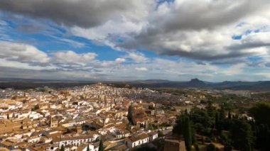 ANTEQUERA, İspanya - 17 Eylül 2023: Antequera, İspanya 'daki tarihi Endülüs şehrinin panoramik görüntüsü