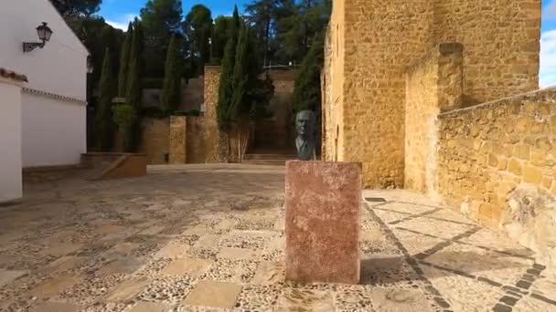 Antequera España Septiembre 2023 Estatua Michael Hoskin Frente Fortaleza Alcazaba — Vídeo de stock