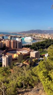 MALAGA, İspanya - 23 Eylül 2023: Malaga 'nın bulutlu bir yaz sabahında 23 Eylül 2023 tarihinde İspanya' nın Malaga kentinde panoramik hava manzarası