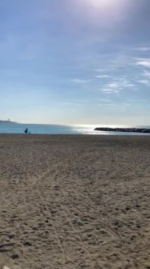 MALAGA, İspanya - 23 Eylül 2023: Malaga, İspanya 'da Malageta sahilinde dinlenme