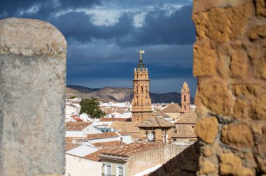 ANTEQUERA, İspanya - 17 Eylül 2023: Antequera, İspanya 'daki tarihi Endülüs şehrinin panoramik görüntüsü