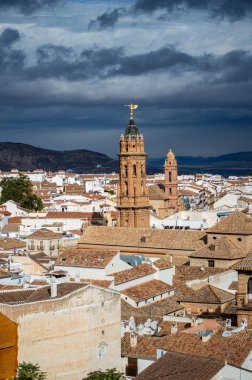 ANTEQUERA, İspanya - 17 Eylül 2023: Antequera, İspanya 'daki tarihi Endülüs şehrinin panoramik görüntüsü