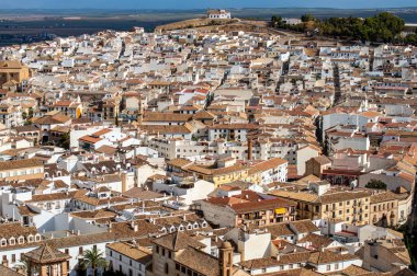 ANTEQUERA, İspanya - 17 Eylül 2023: Antequera, İspanya 'daki tarihi Endülüs şehrinin panoramik görüntüsü