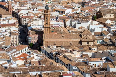 ANTEQUERA, İspanya - 17 Eylül 2023: Antequera, İspanya 'daki tarihi Endülüs şehrinin panoramik görüntüsü