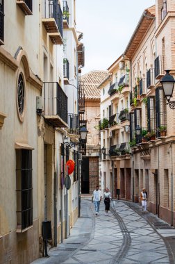 ANTEQUERA, İspanya - 17 Eylül 2023: Antequera, İspanya 'nın tarihi merkezinde yürüyüş 17 Eylül 2023