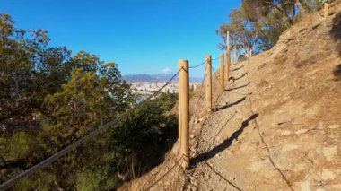 MALAGA, İspanya - 23 Eylül 2023: Castillo de Gibralfaro yolu güneşli bir sonbahar sabahında 23 Eylül 2023 tarihinde İspanya 'nın Malaga kentinde