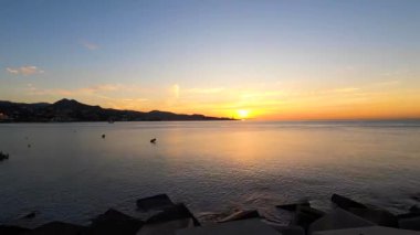 MALAGA, İspanya - 23 Eylül 2023: Malaga kıyı şeridinde güzel bir gün doğumu, Malaga, İspanya plajı 23 Eylül 2023