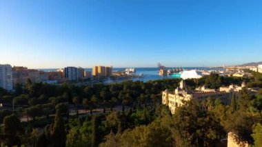 MALAGA, İspanya - 23 Eylül 2023: Malaga 'nın güneşli bir sonbahar sabahında 23 Eylül 2023 tarihinde İspanya' nın Malaga kentinde panoramik hava manzarası