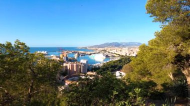 MALAGA, İspanya - 23 Eylül 2023: Malaga 'nın güneşli bir sonbahar sabahında 23 Eylül 2023 tarihinde İspanya' nın Malaga kentinde panoramik hava manzarası