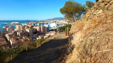 MALAGA, İspanya - 23 Eylül 2023: Malaga 'nın güneşli bir sonbahar sabahında 23 Eylül 2023 tarihinde İspanya' nın Malaga kentinde panoramik hava manzarası