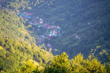 Karpatlar gün batımında yeşil çayır manzaraları, Apetska dağı, Ukrayna