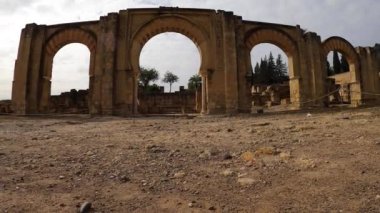 CORDOBA, İspanya - FERBUARY 12, 2023: Medina Azahara 'nın kalıntıları, Cordoba, İspanya' da 12 Şubat 2023 tarihinde güçlendirilmiş bir Arap ortaçağ sarayı şehri