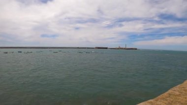 CADIZ, İspanya - 30 Nisan 2023: Cadiz, İspanya 'da La Caleta sahilinde tekneler