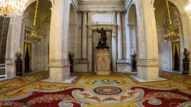 MADRID, İspanya - 8 Temmuz 2023: Madrid Kraliyet Sarayı 'nı ziyaret Yazın güneşli bir gününde Madrid, İspanya' da 8 Temmuz 2023